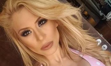 С едни гърди напред: Капчикова носи бюст с гаранция до живот