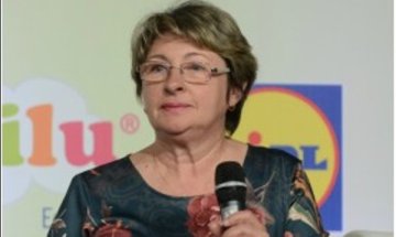 Каква е ролята на акушерката при раждането?