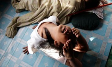 Защо се схващат крайниците ни по време на сън?