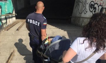 Полицай помага на майка с количка! Двете страни на една снимка