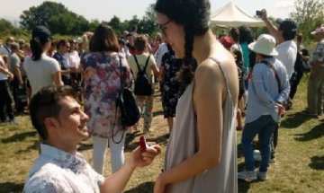 Сред розите в Ръжена… Българин към германка: Кажи ми "Да"!