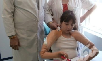 Добрата новина днес: Протези за Еля, родена без крайници
