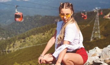 Михаела Маринова отмаря с гаджето в планината