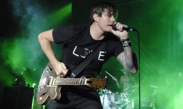 Бившият вокалист на Blink-182 прави фантастичен сериал