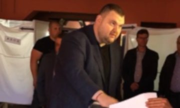Пеевски гласува в пазарджишкото село Света Петка