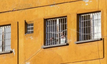 Арестант финтира полицаи, скочи от 3 етаж и почина
