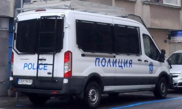 Удар! 100 кг дрога и автомати в склад в София, подозират Радо Ланеца