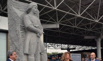 Паметникът на Капитан Петко войвода гледа към Доган Хисар