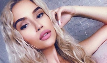 Тита като героиня от "Спасители на плажа"