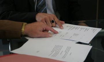 Забраняват на телекомите дребния шрифт, ще има и обяснително резюме