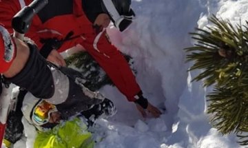 Спасители извадиха жив човек, затрупан от лавина в Пирин