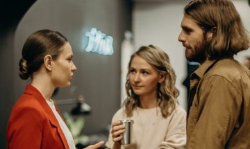 Топ 3 зодии, които се влюбват в двама души 