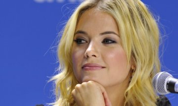 Делевин призова хората да не мразят Ашли Бенсън