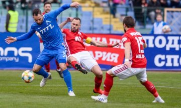 Футболът и спорта остават, но без публика