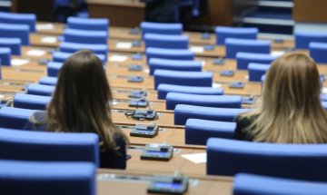 ГЕРБ vs БСП: Бедност сега? А при вас пенсиите бяха $3, заплатите $5-6