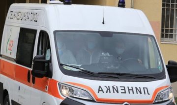 Автобус и кола се удариха край Варна, има жертва