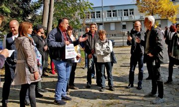 Пловдивчани на протест срещу дистанционното обучение