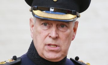 Принц Андрю искал слугите му да подреждат плюшени мечета по големина