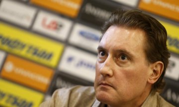 Футболен бос скочи на Кирил Домусчиев