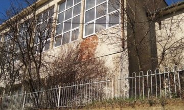 Условия за децата - училище в окаяно състояние, разбита детска площадка