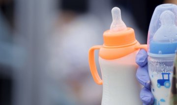 В САЩ се борят с остър недостиг на адаптирано мляко за бебета
