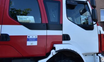 Пожар гори в Казанлък, стопанин палил сухи треви