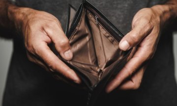 Зодиите, които се чувстват най-трeвожни, когато нямат пари