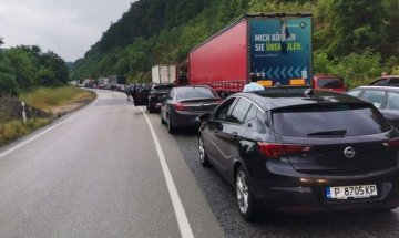 Катастрофа затруднява движението в Прохода на републиката