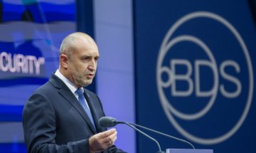Радев: България се стопи с 850 000 души за 10 г., защо емигрират младите?
