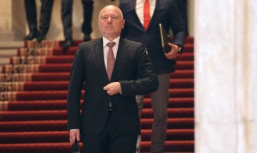 Задължително военно обучение, ако искаш кариера в администрацията