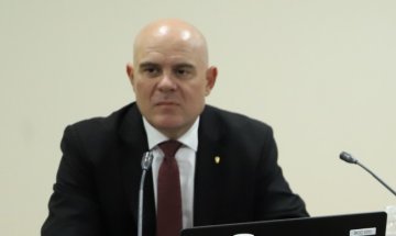 Съдът реши да гледа делото на Баневи срещу Гешев за морални вреди