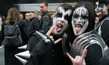 Последен концерт на KISS, продължават аватарите им