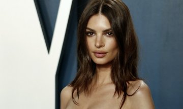 Емили Ратайковски се разходи по бански на улицата