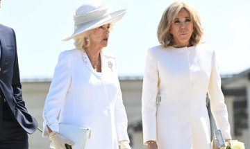 Кралица Камила отказа да хване ръката на Бриджит Макрон