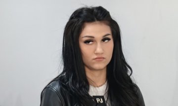 Дебора смело показа белезите си на плажа