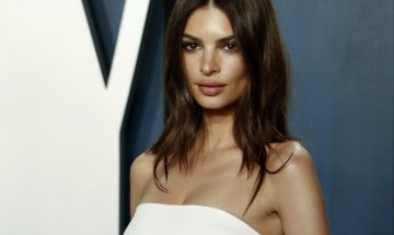 Емили Ратайковски на кино само по... бански