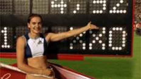 Елена Исанбаева се готви да подобри световния рекорд на овчарски скок