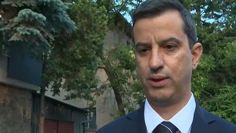 Луд екшън: Крадец опита да отвлече кола с полицай и дете в нея в центъра на София