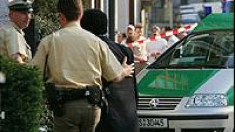 Мъж съсече жена със сабя и рани още трима души в Щутгарт
