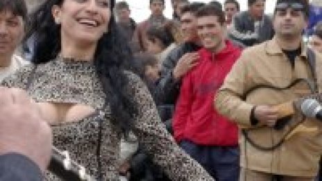 Роми празнуват празника си с кебапчета, бира и Софиянски