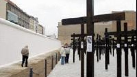 Германски съд нареди премахването на паметник на Берлинската стена