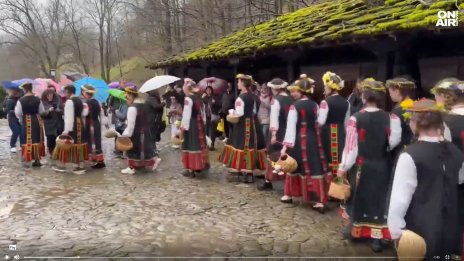 На Лазаровден: Моми благословиха майсторите от дюкяните на "Етъра"