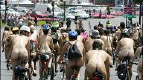 Голи колоездачи протестират срещу движението в Мадрид