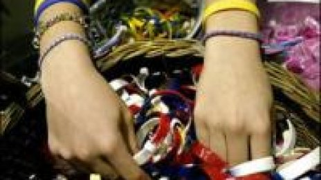 Забраняват на английските ученици да носят гривни по време на изпити