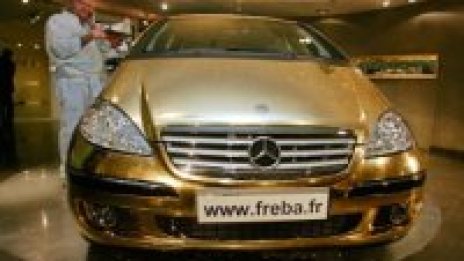 Позлатен Мерцедес продават на търг във Франция