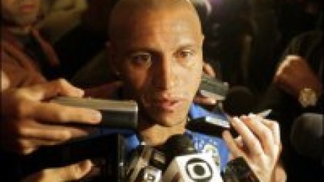 Роберто Карлош нападнат докато дава интервю