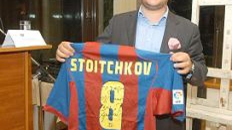 Синът на Петър Манджуков купи фланелка на Стоичков на търг