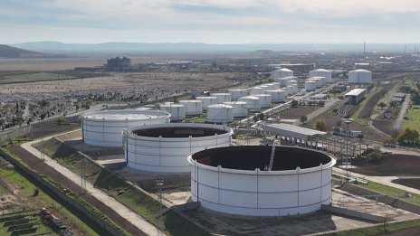 "Лукойл" има бензин за 35 дни, до края на годината трява да дойде договореното гориво 