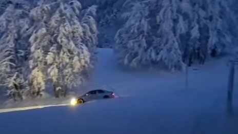 Джигити и в Алпите: Кола се спуска по пистите, застрашавайки скиори ВИДЕО