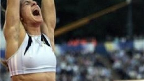 Елена Исинбаева – първата жена преодоляла 5 м